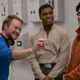 Rian Johnson junto a John Boyega y Oscar Isaac, durante el rodaje de The Last Jedi.